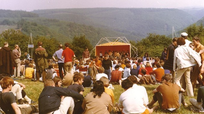 Publikum auf dem Gelände der Burg Waldeck oberhalb des Baybachtals während des Burg Waldeck Festivals 1968