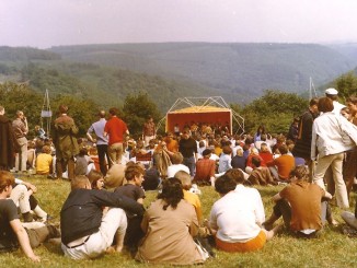 Publikum auf dem Gelände der Burg Waldeck oberhalb des Baybachtals während des Burg Waldeck Festivals 1968